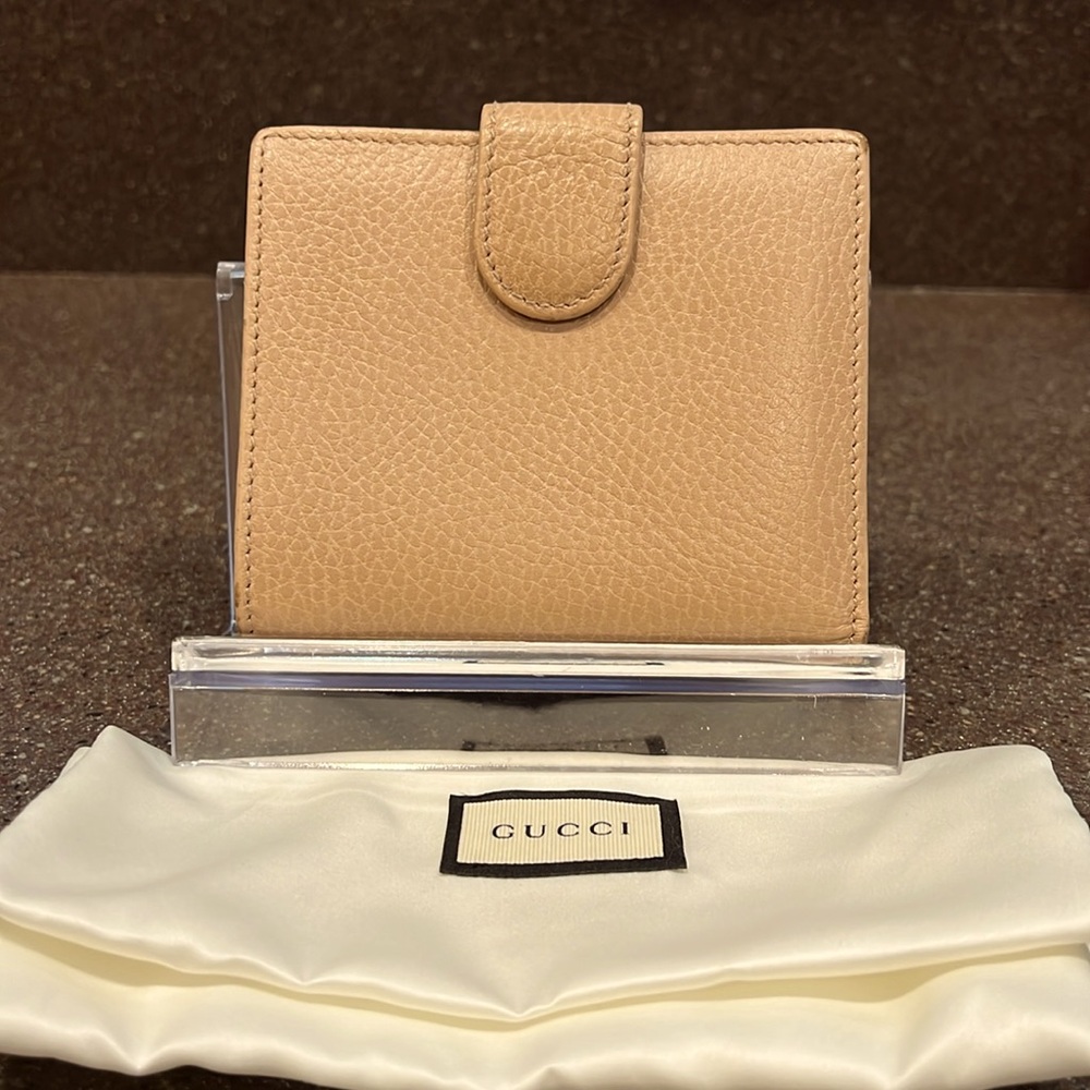 Gucci Compact Beige Leather Wallet with Gold Logo - Picture 2 of 9